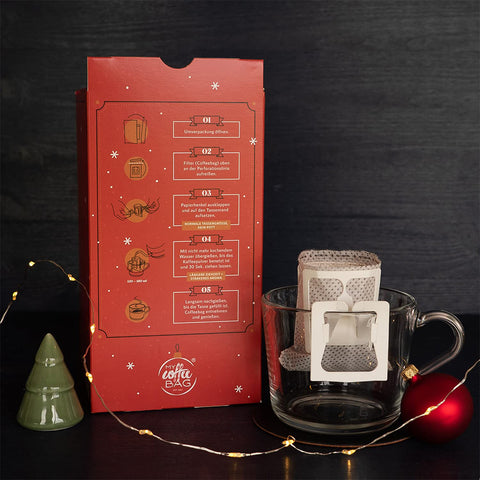 Koffie-adventskalender 2025 met 24 kleine losse filterzakjes (drip bags) en 12 verschillende soorten